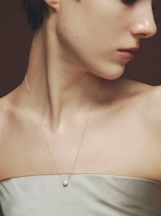 graceful pearl necklace