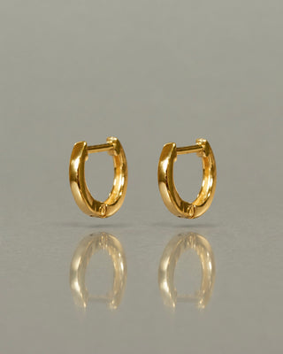 K18 minimalist hoop pierce